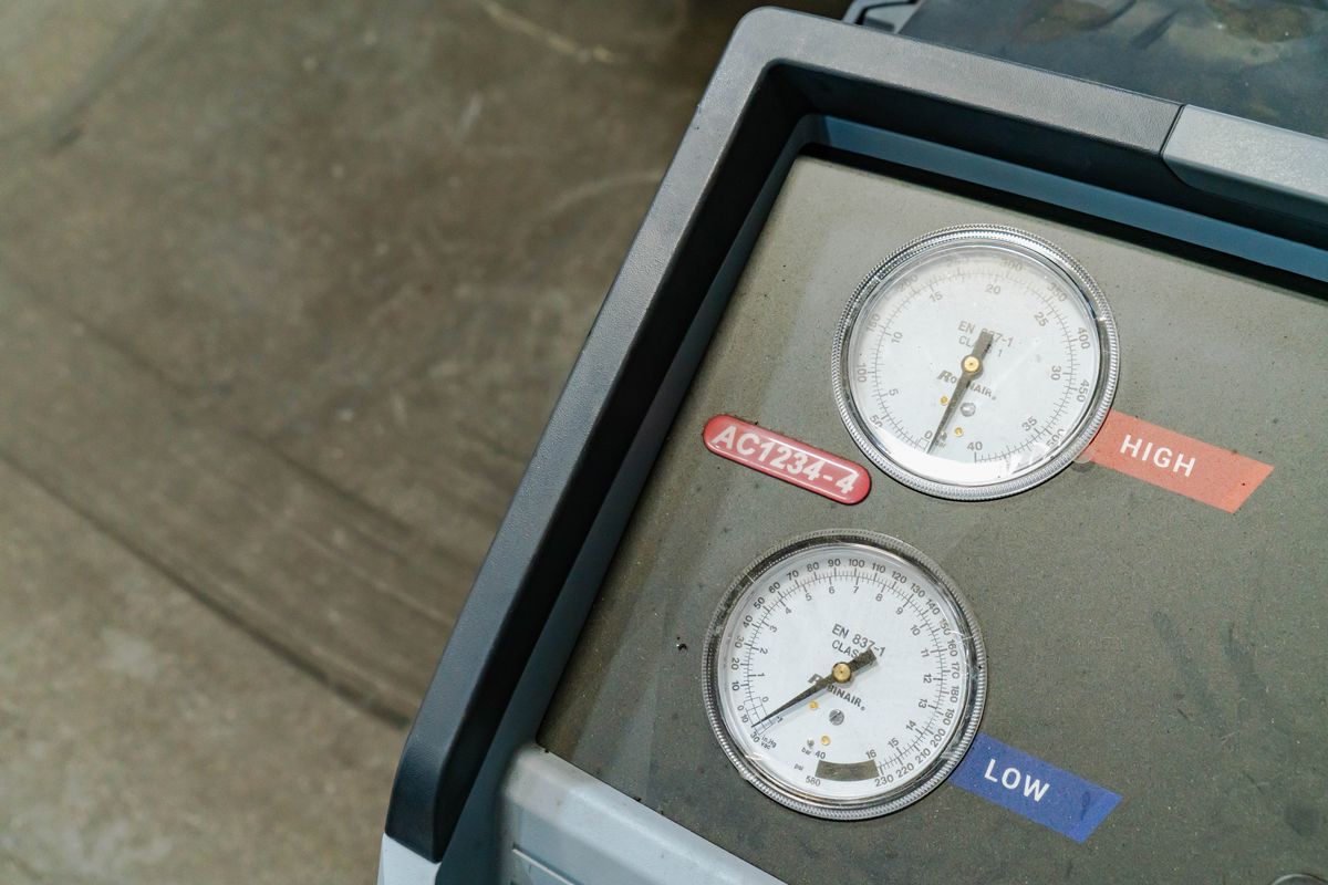 AC service machine high- and low-pressure gauges